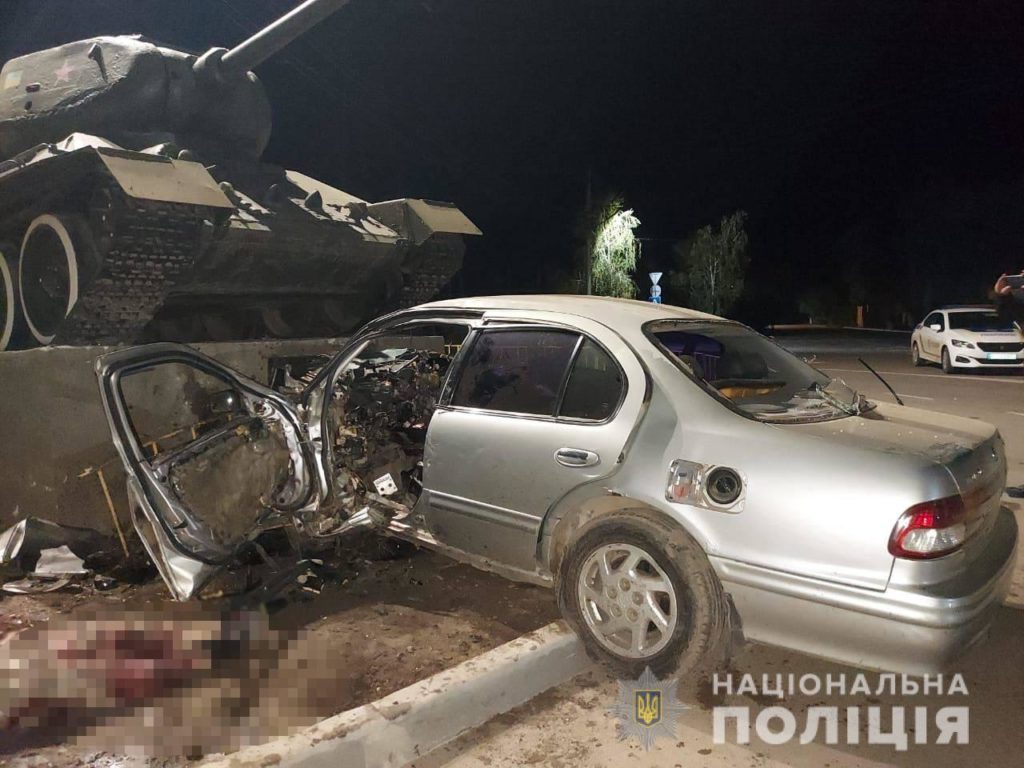 В Одессе водитель протаранил танк и погиб 1