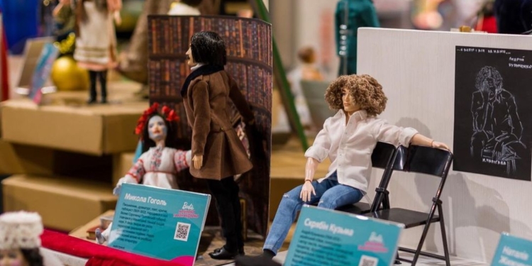 Кукольная Украина. Художники представили игрушечные копии известных украинцев (ФОТО)