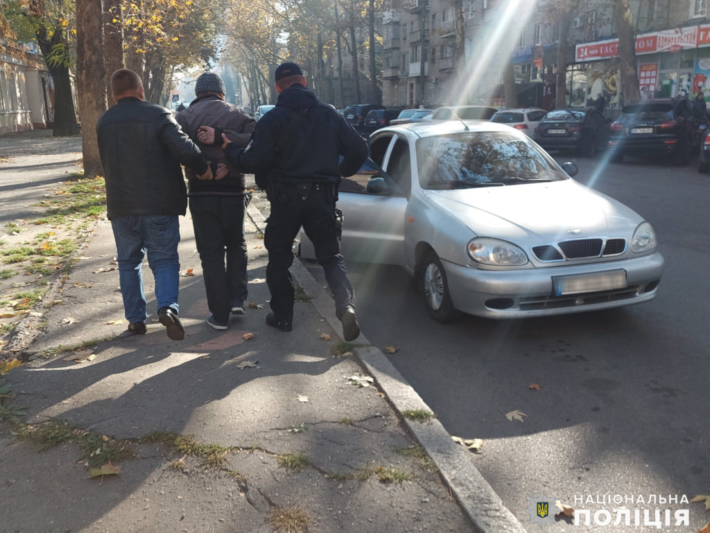 В Николаеве по подозрению в краже 8 тыс. гривен у 80-летней пенсионерки оперативники задержали женскую банду (ФОТО, ВИДЕО) 12