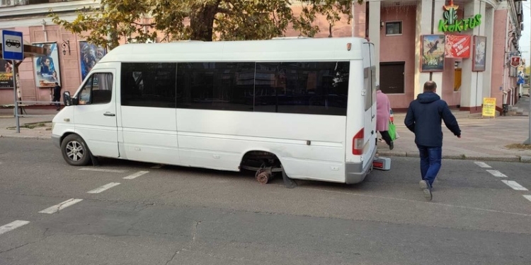 В центре Николаева у маршрутки на ходу отвалилось колесо