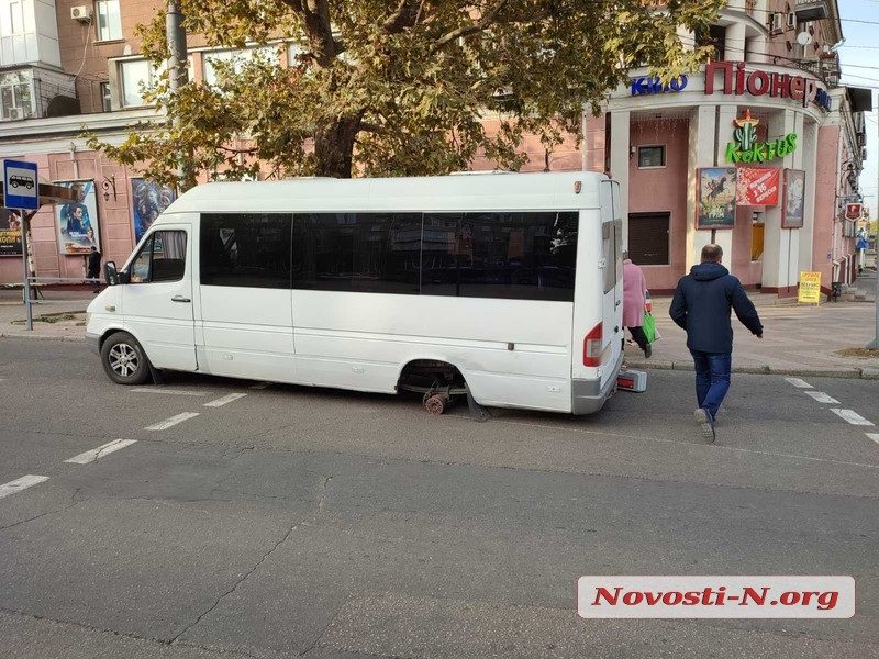 В центре Николаева у маршрутки на ходу отвалилось колесо
