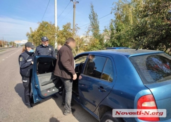 В Николаеве во время конфликта с патрульными водитель “прокатил” на двери полицейского