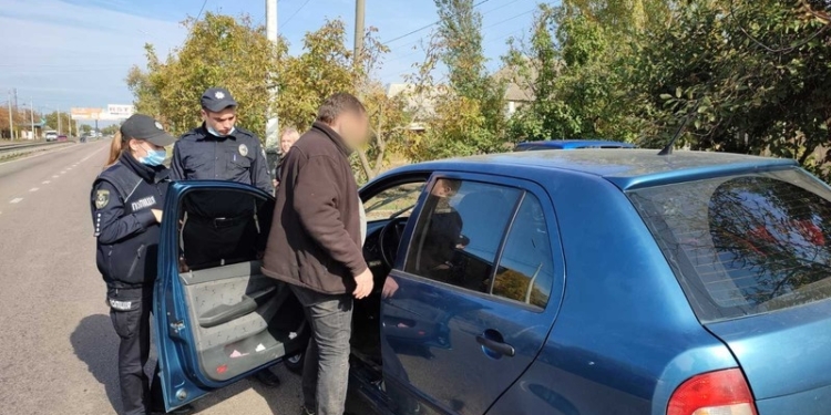 В Николаеве во время конфликта с патрульными водитель “прокатил” на двери полицейского