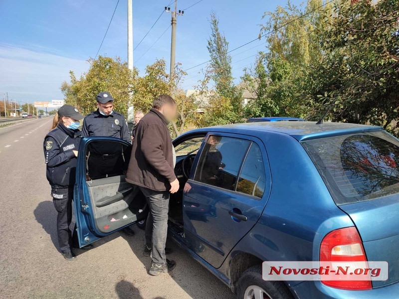В Николаеве во время конфликта с патрульными водитель "прокатил" на двери полицейского 1