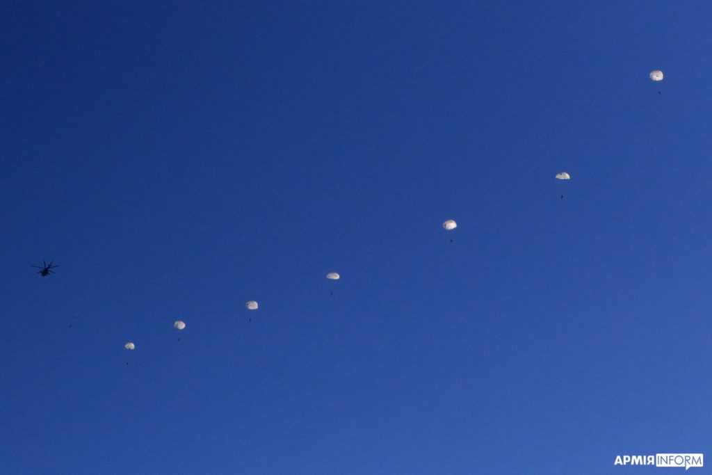 Морские пехотинцы и морские авиаторы покоряли небо над Николаевом (ФОТО, ВИДЕО) 15