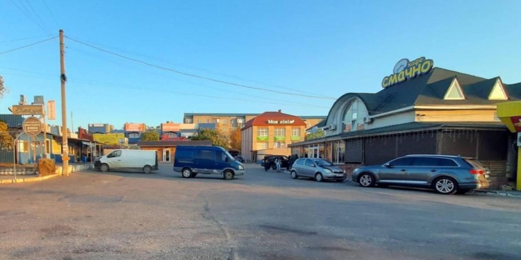 В Коблево припаркованная ГАЗель покатилась без водителя, под машину попала девочка (ФОТО)