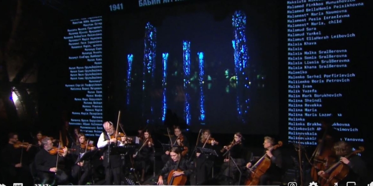 “В этом месте трудно дышать – тысячи детей сделали здесь последний вздох”. В Киеве чтят память погибших в Бабьем Яру (ВИДЕО)