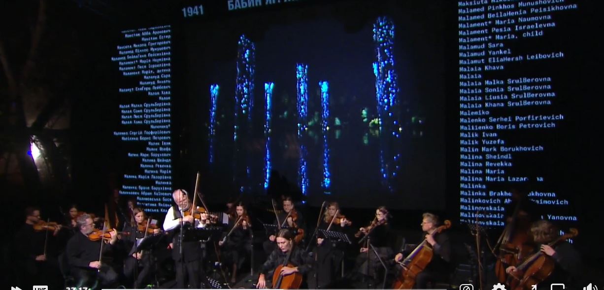 “В этом месте трудно дышать – тысячи детей сделали здесь последний вздох”. В Киеве чтят память погибших в Бабьем Яру (ВИДЕО)