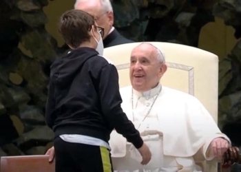 Десятилетний мальчик прервал аудиенцию Папы Римского, чтобы попросить кардинальскую шапочку (ВИДЕО)