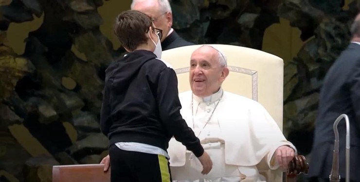 Десятилетний мальчик прервал аудиенцию Папы Римского, чтобы попросить кардинальскую шапочку (ВИДЕО) 1