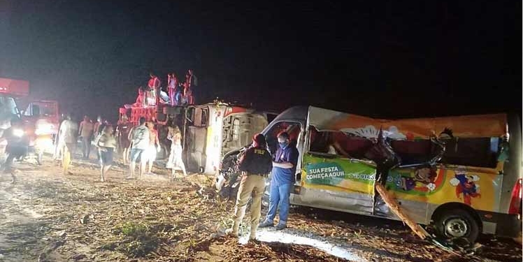 Жуткое ДТП в Бразилии: слетевшие с лесовоза бревна раздавили автобус с людьми (ВИДЕО)