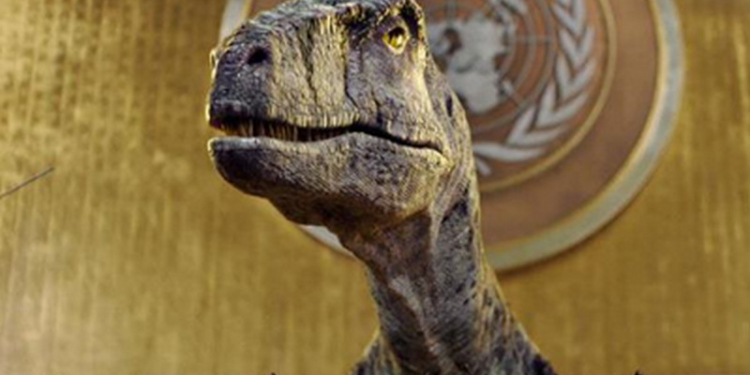 На трибуну ООН поднялся динозавр, чтобы напомнить мировым лидерам о глобальном потеплении (ВИДЕО)