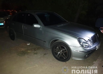 Ночью на Намыве Mercedes сбил женщину и пытался скрыться (ФОТО)
