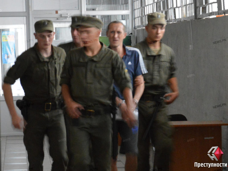 Уголовник, тяжело ранивший полицейского в Николаеве, ранее был осужден за нападение на Барашковского, но судья выпустила его из тюрьмы