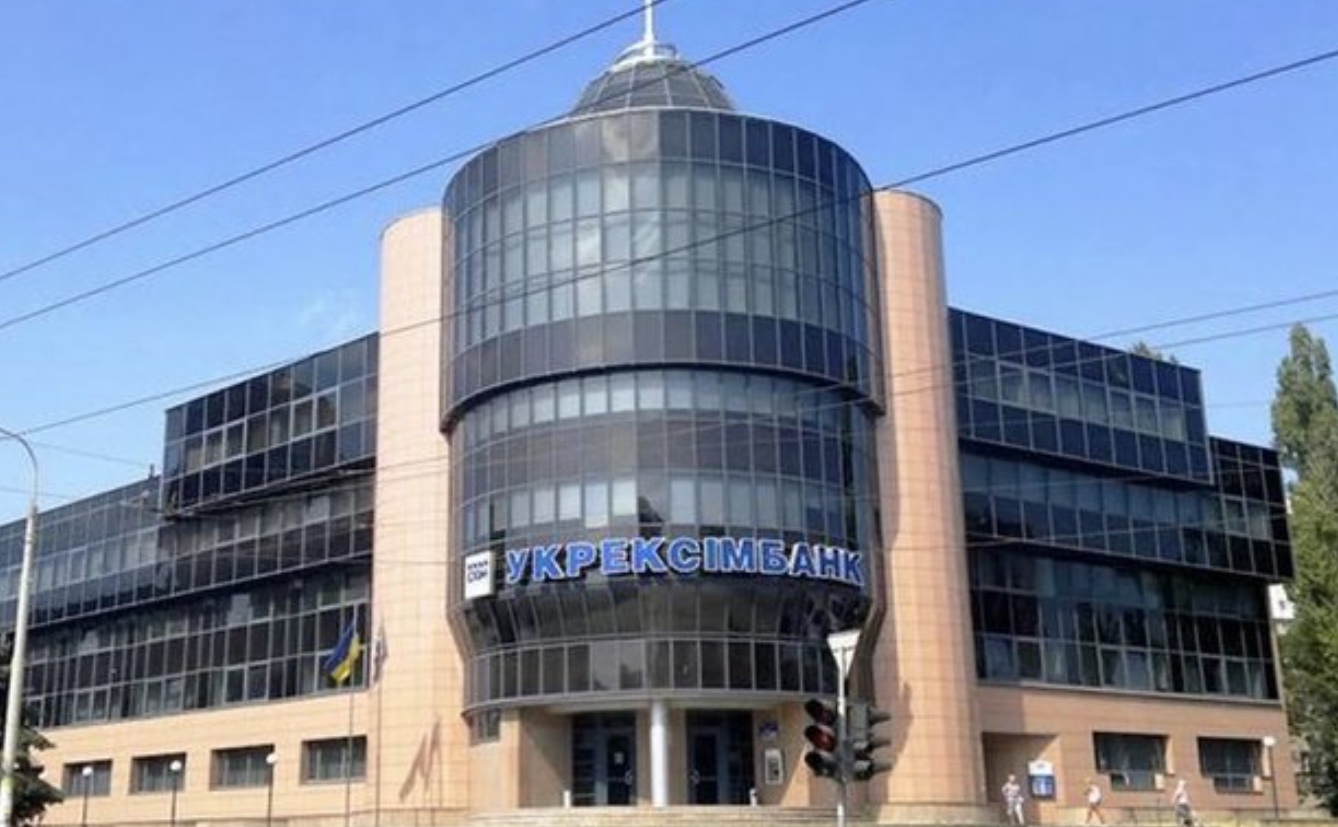 На журналистов “Схем” напали прямо в “Укрэксимбанке” – во время интервью не понравился вопрос (ВИДЕО)