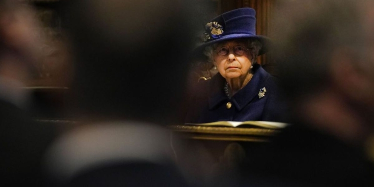 Все могут короли? Елизавете II врачи советуют отказаться от регулярного алкоголя