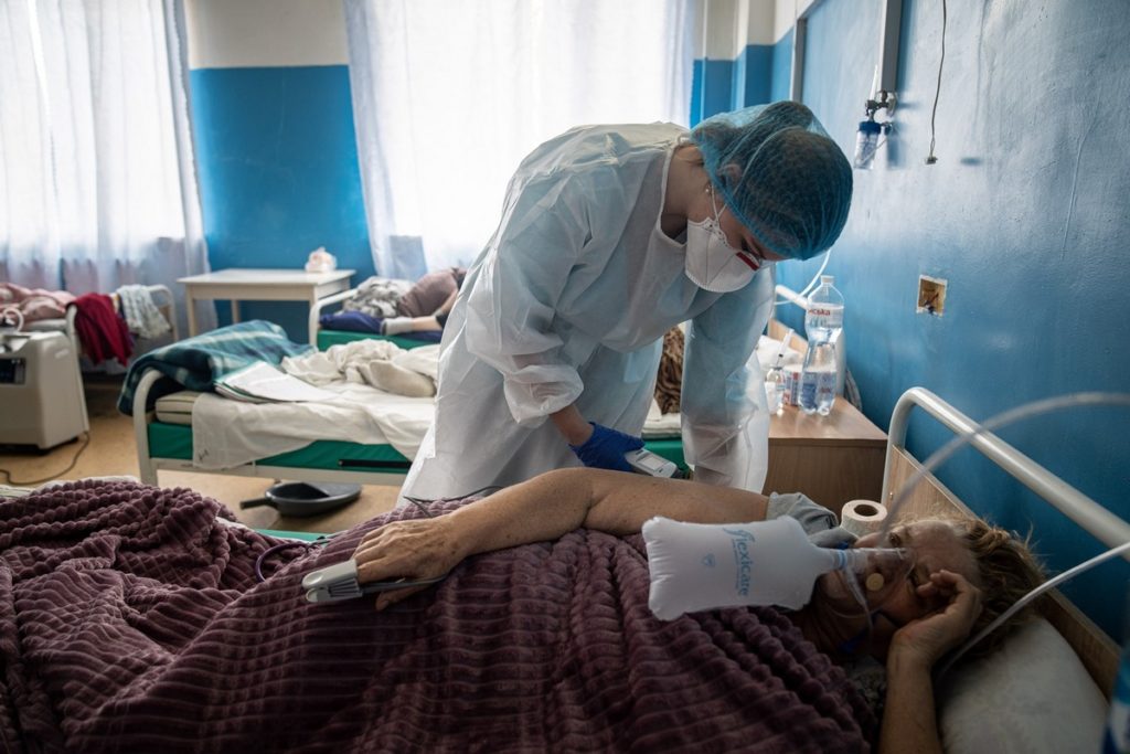 В Украине за сутки - почти 4,5 тысячи новых больных COVID-19, выздоровевших - в два раза больше, 239 человек умерли 1