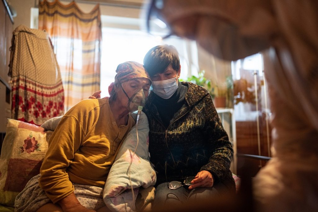 В Украине 20,7 тысяч новых больных COVID, госпитализировано почти шесть тысяч 1