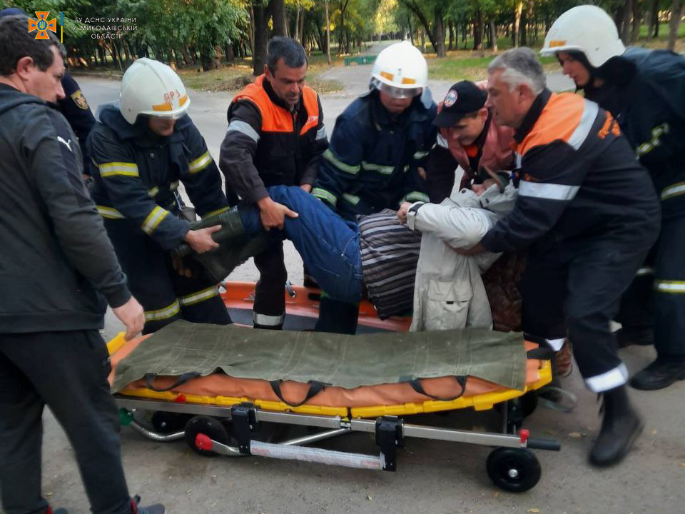 В Николаеве мужчина неудачно упал с понтонного моста - его доставали и передавали медикам спасатели (ФОТО) 10