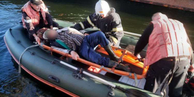 В Николаеве мужчина неудачно упал с понтонного моста – его доставали и передавали медикам спасатели (ФОТО)