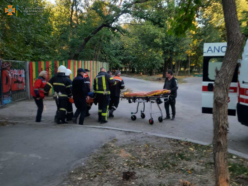 В Николаеве мужчина неудачно упал с понтонного моста - его доставали и передавали медикам спасатели (ФОТО) 8