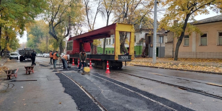 В Николаеве ямы на дорогах с трамвайными путями латает “Николаевэлектротранс”. Что уже сделали? (ФОТО)