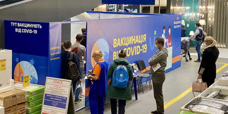 Николаевцы ежедневно сотнями вакцинируются в торговых центрах
