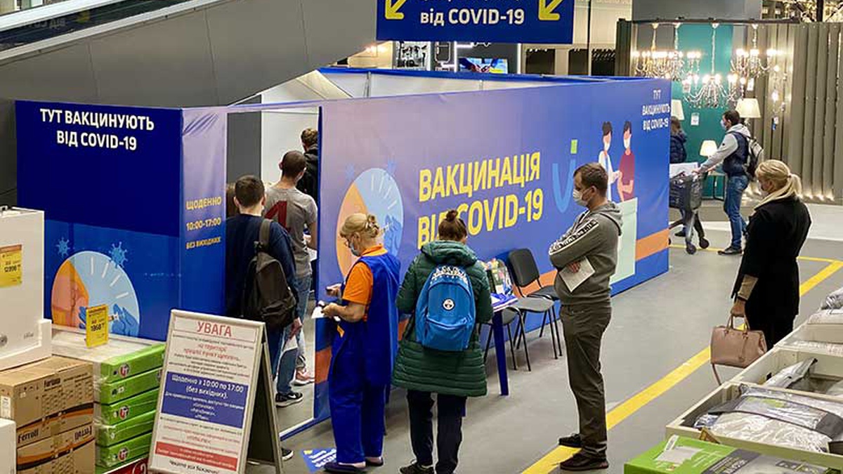Николаевцы ежедневно сотнями вакцинируются в торговых центрах
