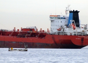 В Черном море затонуло судно с карбамидом