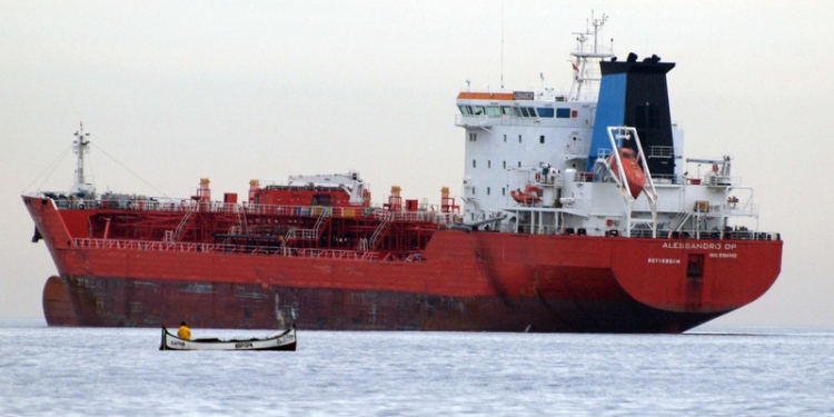 В Черном море затонуло судно с карбамидом