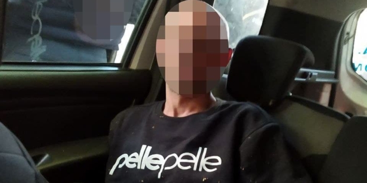 Николаевские патрульные задержали гражданина с ножами – он угрожал прохожим (ФОТО)