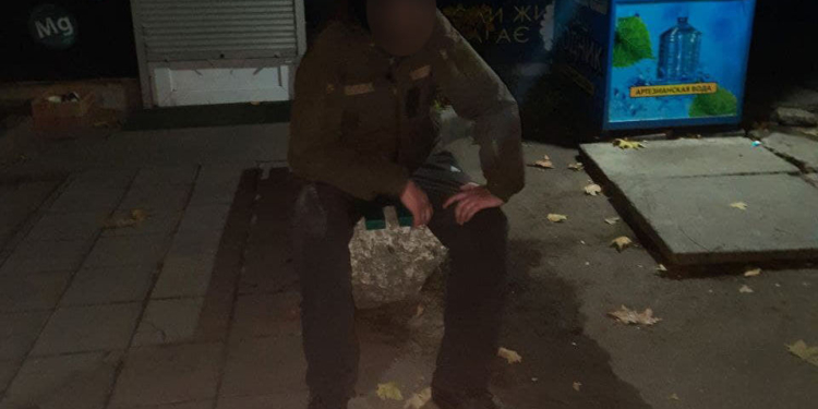 В Николаеве патрульные задержали мужчину, который сломал аппарат питьевой воды (ФОТО)