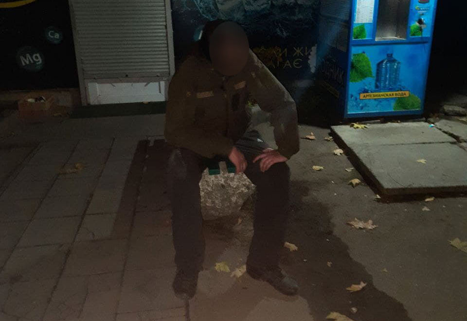 В Николаеве патрульные задержали мужчину, который сломал аппарат питьевой воды (ФОТО) 7