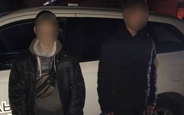 В Николаеве патрульные задержали двух подростков, которые обокрали автомобиль (ФОТО)