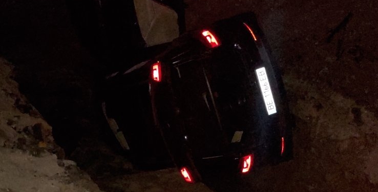 В Николаеве автомобиль упал в траншею для ремонта теплосети. Говорят, водитель был пьян (ФОТО)