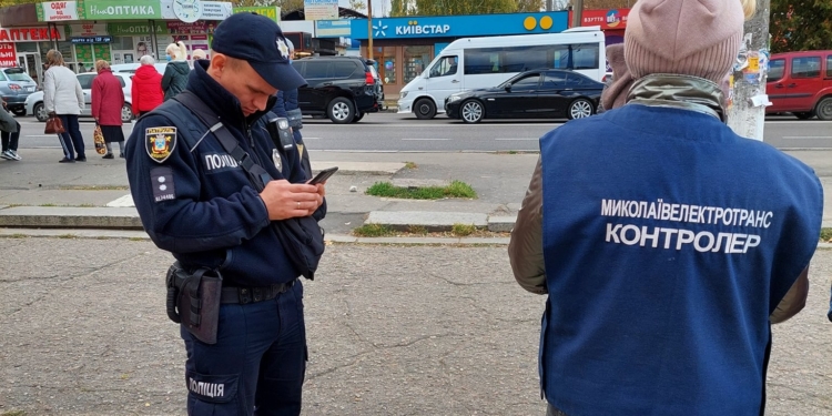 В Николаеве напали на контролеров «Николаевэлектротранс» – один госпитализирован (ФОТО)