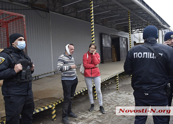 Не хотел стоять в очереди: в Николаев на “Новой почте” мужчина избил монтировкой семейную пару (ВИДЕО)