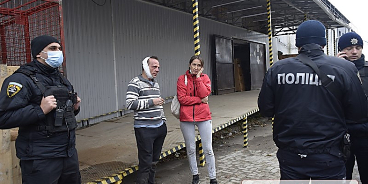 Не хотел стоять в очереди: в Николаев на “Новой почте” мужчина избил монтировкой семейную пару (ВИДЕО)