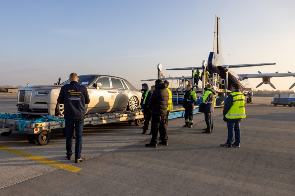 Украина передала Германии Rolls Royce и Lamborghini - они фигурируют в деле о мошенничестве (ФОТО, ВИДЕО) 7