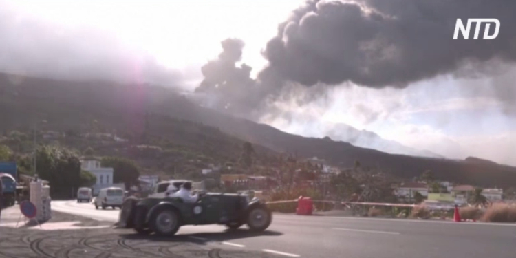 А кому-то развлечение: владельцы винтажных машин устроили автопробег на острове Пальма – на фоне извергающегося вулкана (ВИДЕО)