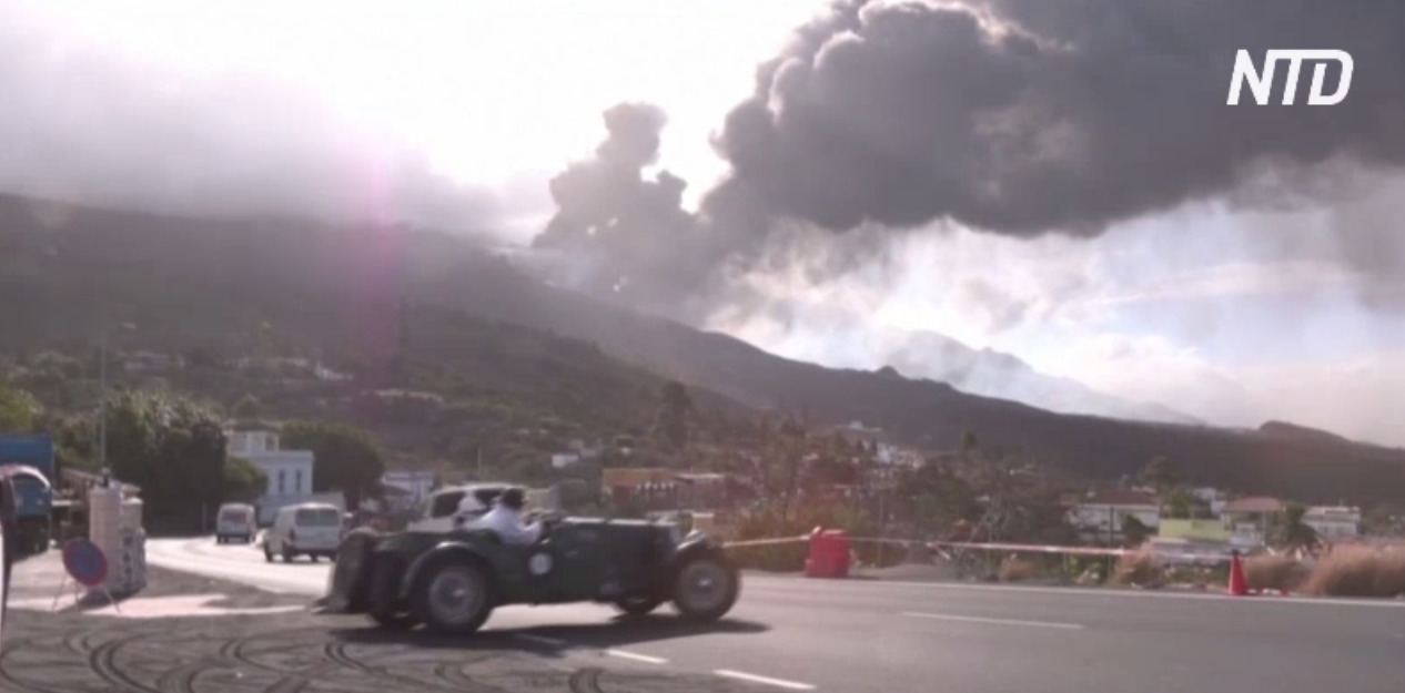 А кому-то развлечение: владельцы винтажных машин устроили автопробег на острове Пальма – на фоне извергающегося вулкана (ВИДЕО)