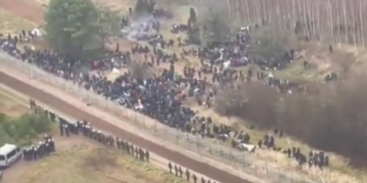 Беларусь поменяла тактику по мигрантам: к границе с Польшей направляются небольшие группы, но в большее количество мест