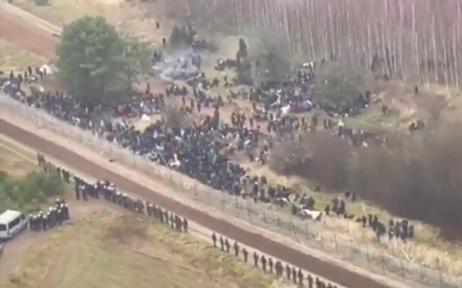 Беларусь поменяла тактику по мигрантам: к границе с Польшей направляются небольшие группы, но в большее количество мест