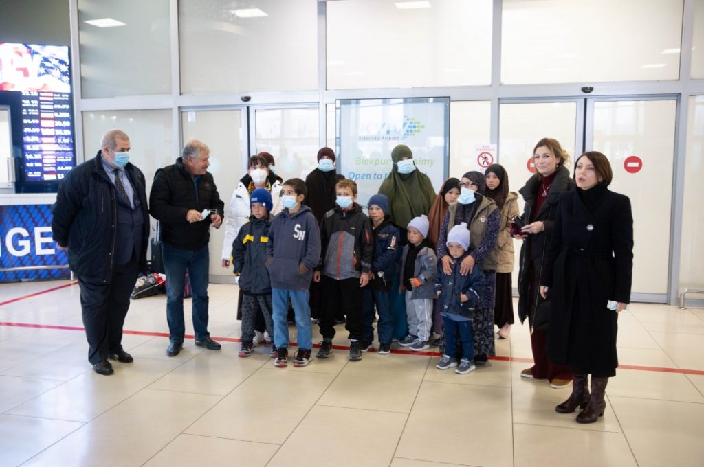 Украина эвакуировала из сирийского лагеря трех женщин и 11 детей (ФОТО) 1