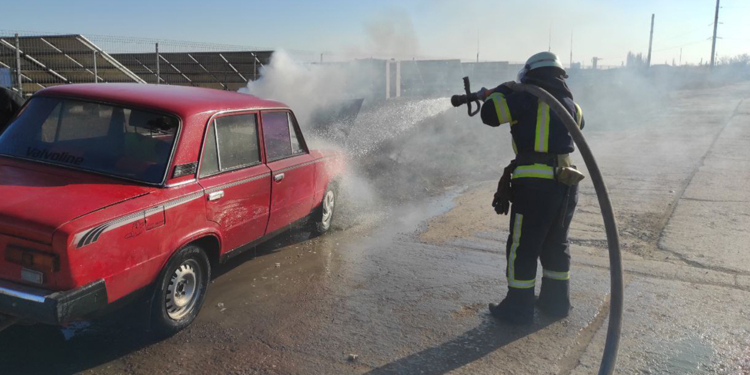 В Николаеве на пожаре погиб пенсионер, а в Снигиревке и Врадиевке тушили транспортные средства (ФОТО)