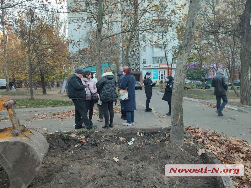 В Николаеве жители дома воспротивились укладке плитки на месте газона (ВИДЕО) 1