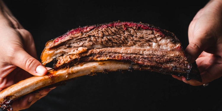 Говядина и свинина могут содержать микропластик – ученые