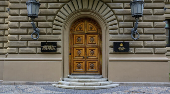 В Латвии с понедельника отстранят от работы непривитых депутатов – что Сейма, что местного самоуправления