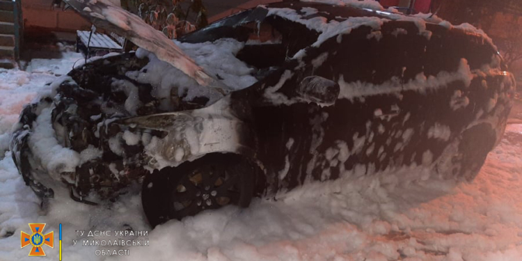 В Николаеве ночью горели дачный домик и Mazda CX-7 (ФОТО)