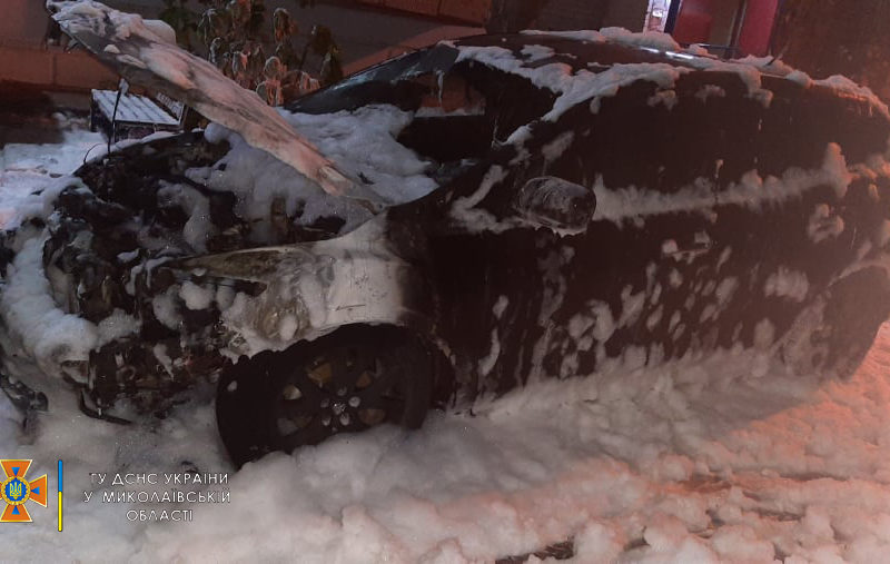 В Николаеве ночью горели дачный домик и Mazda CX-7 (ФОТО)
